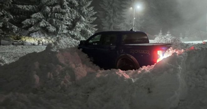 Obijest na skijalištu u Busovači: Vozač automobilom divljao po ski-stazi pa se zaglavio, intervenisala policija