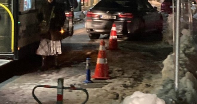 Momak 'posudio' tatin BMW pa napravio haos u centru Sarajeva: Blokirao saobraćaj, evo gdje se parkirao!