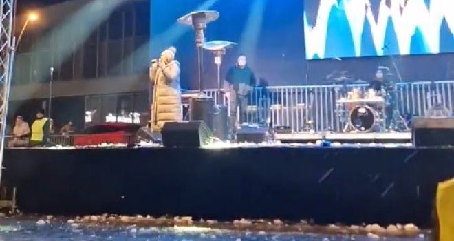 Haos u Čačku na proslavi pravoslavne Nove godine: Pjevačicu izviždali i zasuli grudvama, na kraju pjevala iz kombija