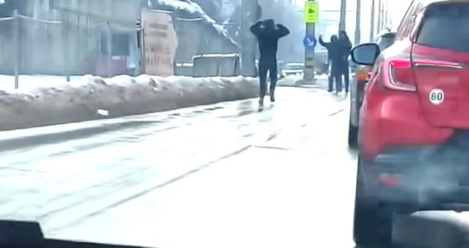 Potpuni haos na Grbavici: U žestokom obračunu sijevale baklje i palice