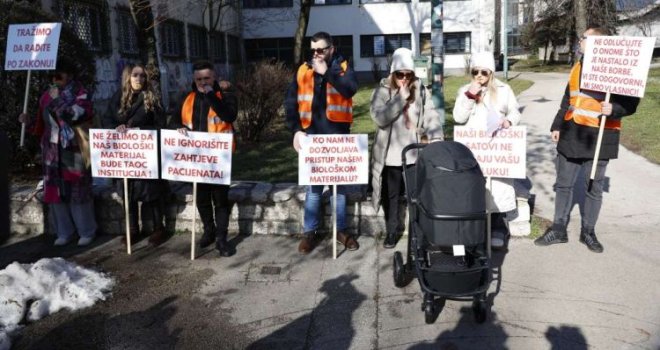 Pacijenti čiji je genetski materijal zarobljen u Poliklinici Northwestern Medical Center održali proteste