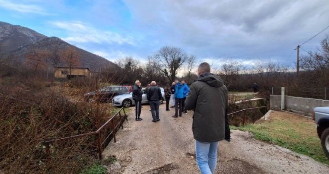 Komšije Bošnjaci izašli na blokadu umjesto Srba kojima je Sud izrekao mjere zabrane, brane posjede svojih susjeda