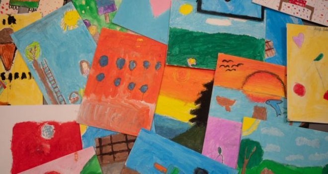 Bio je mladi, perspektivni slikar: Izložili radove djece Srebrenice koje su radili sa Erdoanom Morankićem