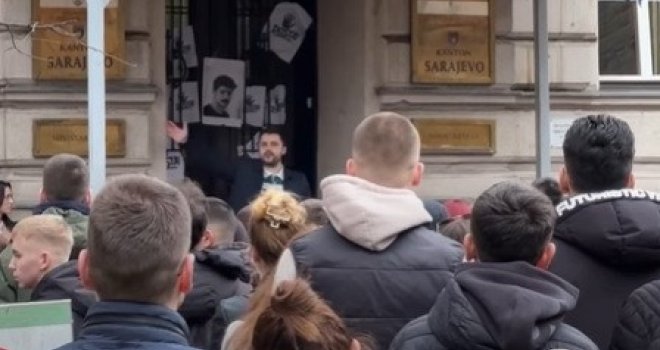 Građani se skupili i ispred Vlade KS, i poručili: 'Protesti će se održavati koliko god puta bude trebalo!'