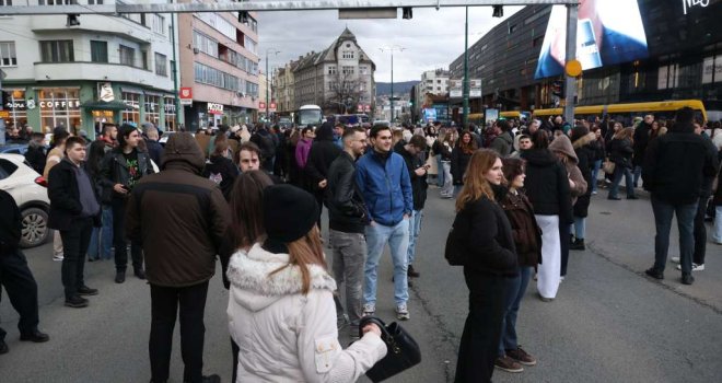Odblokirana raskrsnika kod SCC-a, saobraćaj u Sarajevu ponovo u funkciji: Novo okupljanje sutra u 12 sati