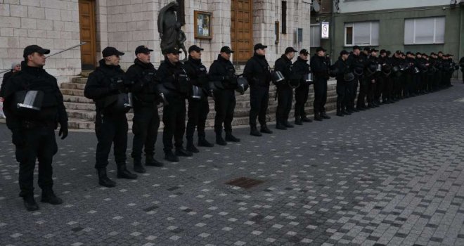 Građani blokirali raskrsnicu kod Sarajevo City Centra, kordon policije ispred njih  