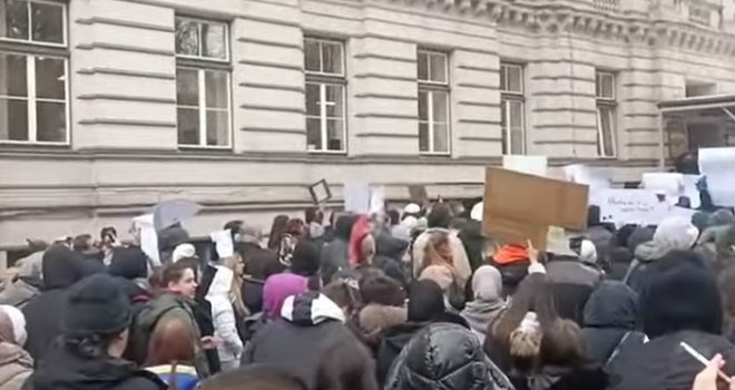 Pred Vladom Kantona Sarajevo odjekuju zvižduci i povici:  ' Ruke su vam krvave '                   