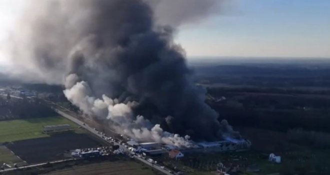 Crni dim nad gradom, vatrena stihija guta sve pred sobom: Osam osoba hospitalizirano