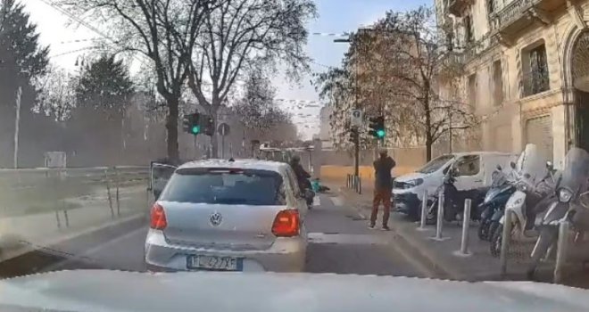 Trenutak kada je tramvaj u Milanu iskočio iz šina i udario u obližnju zgradu: Raspao se, jedna osoba poginula