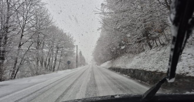 Pogledajte mećavu na Bradini: Snijeg potpuno zameo cestu