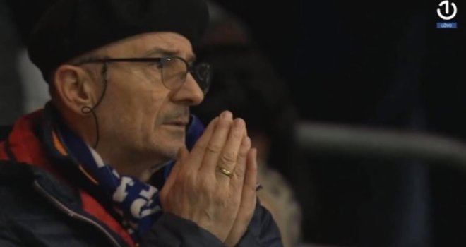 Slika koja je dirnula naciju: Dedo se molio za Zmajeve, otkriven njegov identitet