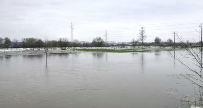 Iako se situacija smiruje, opasnost nije prošla: Rijeke rastu, a mnoga naselja u BiH i dalje bez struje
