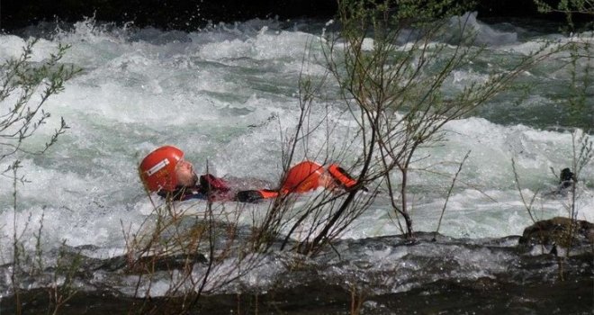 Više ljudi upalo u Savu, traje dramatična akcija spašavanja: Zapeli na nepristupačnom močvarnom terenu