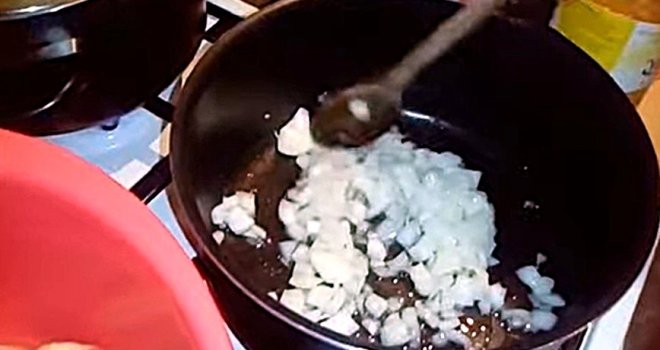 Čuveni kuhar ovako dinsta luk: Gotov je za tren, daleko sočniji i bez neprijatnog mirisa po stanu