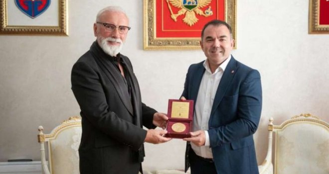 Gradonačelnik Cetinja uručio medaljon Ivana Crnojevića Dini Merlinu