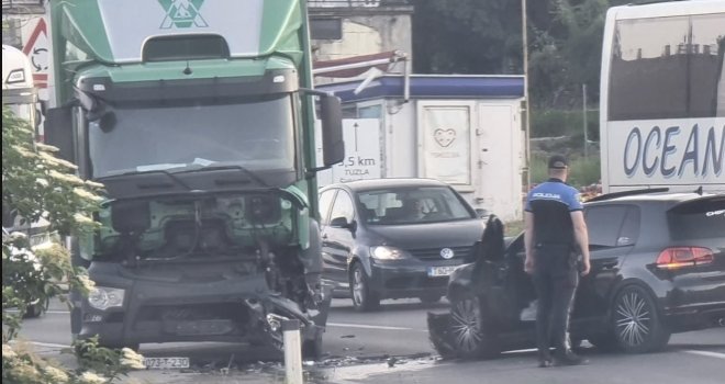 Sudarili se kamion i automobil kod Tuzle, ima povrijeđenih