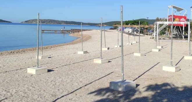 Popularna plaža na Jadranu  zapuštena pred početak ljetne sezone: Grafiti, plijesan i oštećena oprema