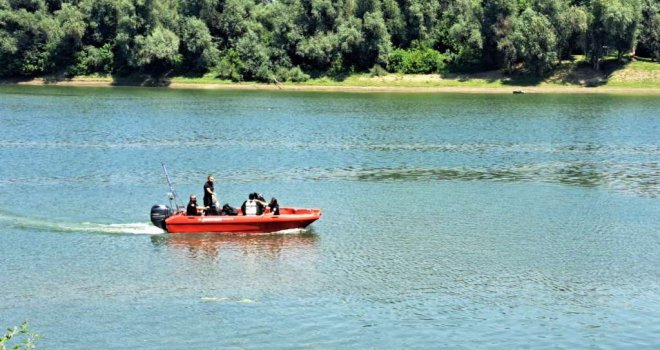 Angažovana specijalizirana jedinica radi potrage za utopljenom osobom u rijeci Savi na području Orašja 