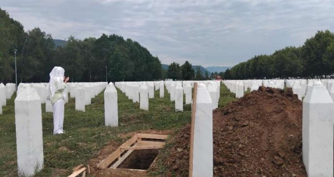 U Potočarima počelo kopanje mezara za deset identifikovanih žrtava genocida, među njima i trojica mladića 