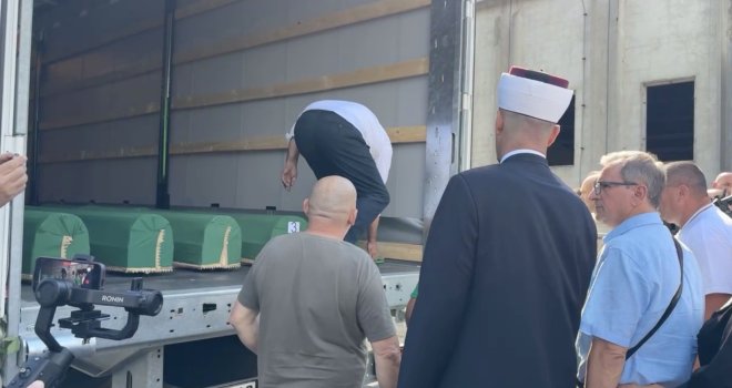 Tabuti s posmrtnim ostacima ubijenih Srebreničana stigli u Potočare
