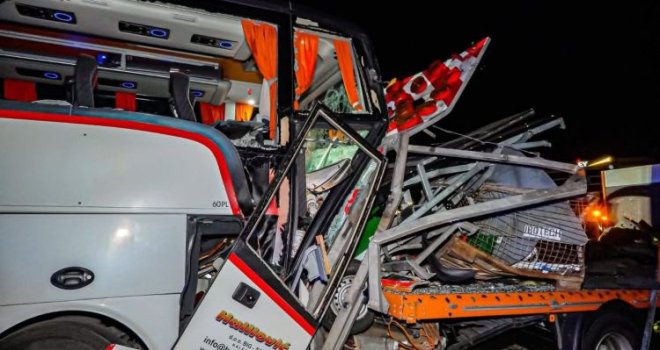 Teška nesreća u Njemačkoj: Autobus iz BiH udario u kamion, 15 osoba povrijeđeno