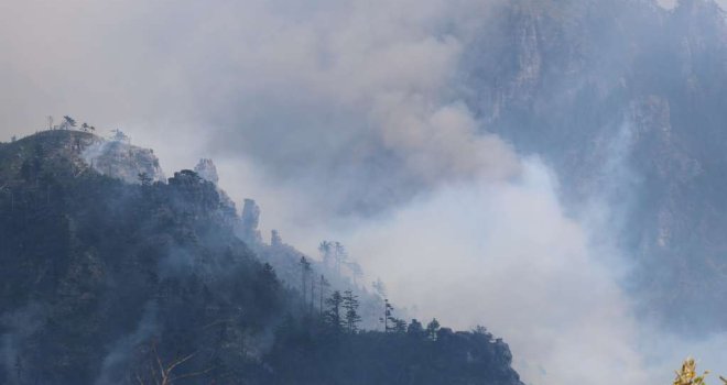 Požar na lokaciji Pauč u općini Kladanj nije pod kontrolom zbog pojačanog vjetra