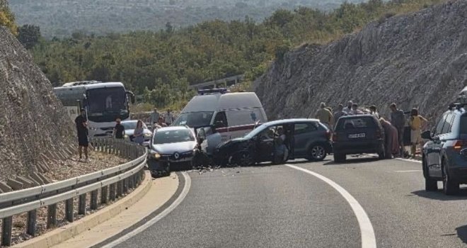 Teška saobraćajna nesreća kod Stoca: Više osoba povrijeđeno, saobraćaj potpuno obustavljen
