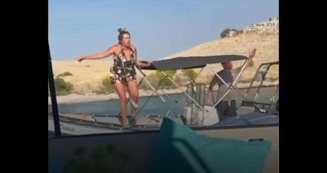 'Dođi ovamo, đubre jedno! Ovo je moj otok!': Širi se snimak burne svađe na Jadranu, žena na kraju završila u moru 