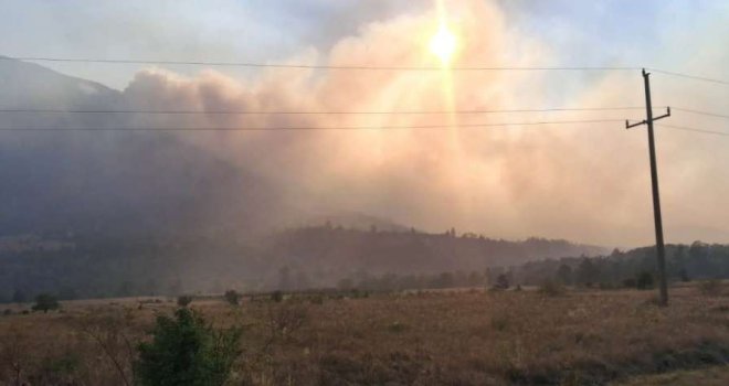 Izbio još jedan požar u BiH, vatra koja je planula na Dinari nastavlja se širiti i ozbiljno prijeti selu Crni Lug
