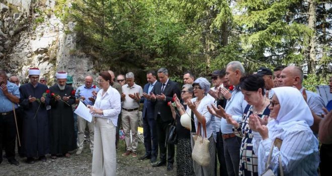 Bećirović odao počast ubijenim civilima na Korićanskim stijenama