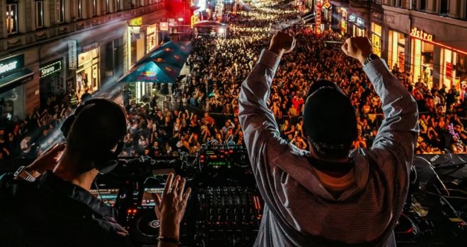 Solomun rasplesao Sarajevo: Pogledajte kako je Titova ulica izgledala iz zraka