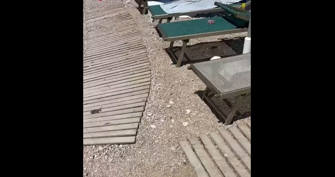 Slomila je nogu na makarskoj plaži, između Rivijere i Khalanija... Pala je preko drvene staze, i to nije prvi pad!