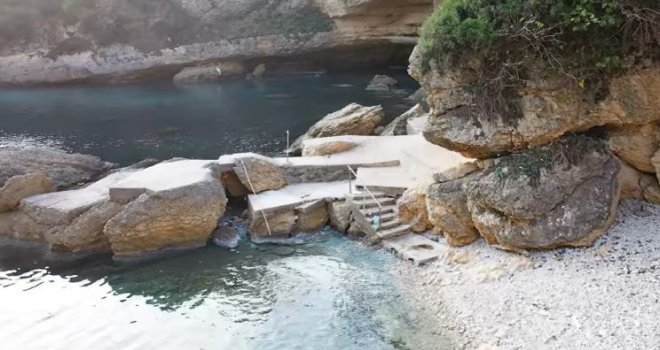 Znate li za plažu na Jadranu na kojoj je muškarcima zabranjen ulaz? U skrovitoj uvali, iza guste borove šume...