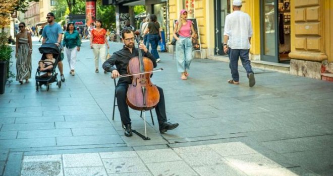 Ukrajinski violončelista Denys Karachevtsev na ulicama svirao građanima Sarajeva