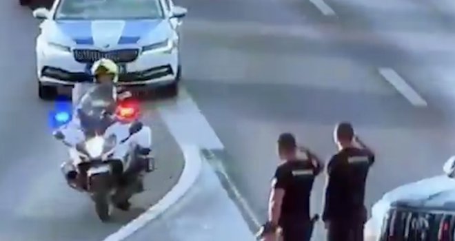 Policajci salutirali koloni s tijelom ratnog zločinca Ratka Mladića u Beogradu, njegove pristalice ga dočekale uz transparente