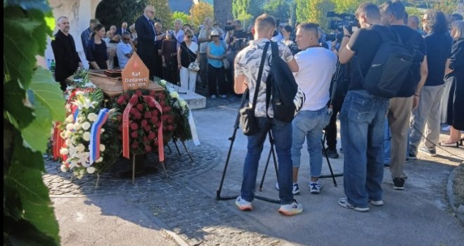 Na sarajevskom groblju Lav ukopan Raif Dizdarević: Ispraćen uz pjesmu 'Zemljo moja'