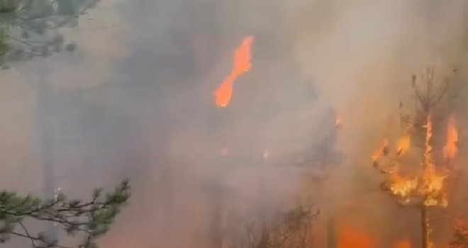 Alarmantno stanje u Konjicu: Vatra se širi prema naseljima, građani pozvani na pripravnost