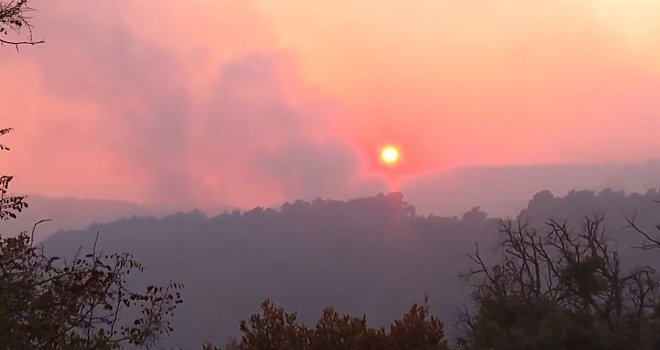 Bježali pred vatrom, spašavali ih tokom noći: Na Braču morskim putem evakuirano više stotina ljudi 