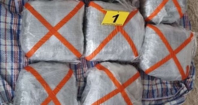 Policija u Zenici zaplijenila više od 25 kilograma droge i oružje: Uhapšena jedna osoba