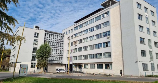 Tuzlak nakon svađe nožem povrijedio komšinicu, prijetio da će je ubiti